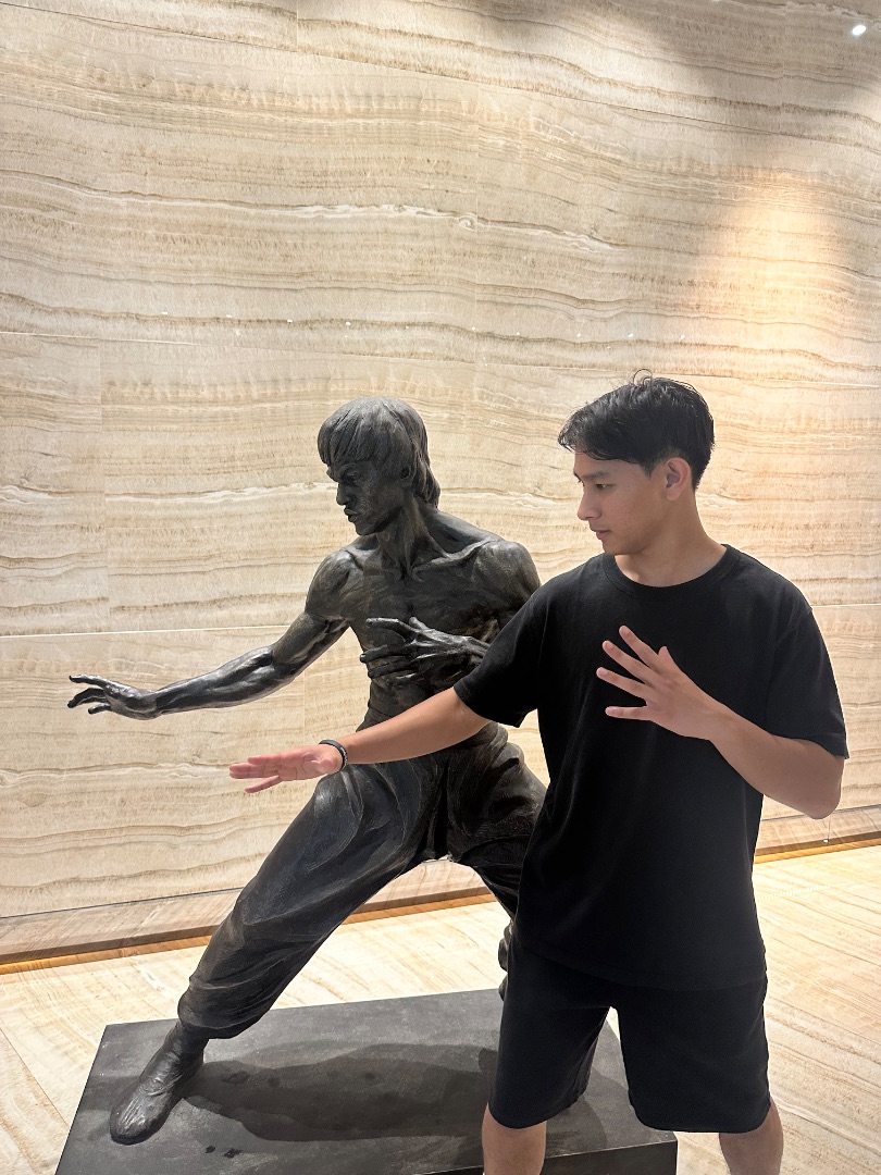 ns: bruce lee statue pose