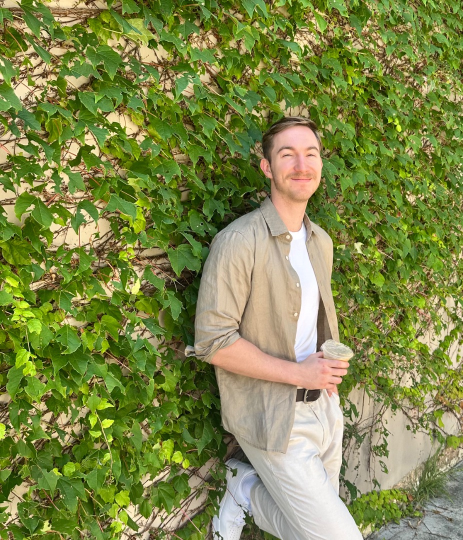 fashion: ivy wall + coffee portrait